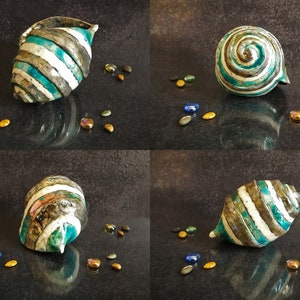 Decorazioni artigianali per ambienti moderni e costieri. Conchiglie disponibili in tre colori vivaci.
Handcrafted decorations for modern and coastal settings. Shells available in three vibrant colors.