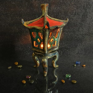 Lanterna Raku Oki Gata artigianale, stile giapponese, per candele tealight. Ideale per interni ed esterni riparati.
Handcrafted Raku Oki Gata lantern, Japanese style, for tealight candles. Perfect for indoor and sheltered outdoor use.