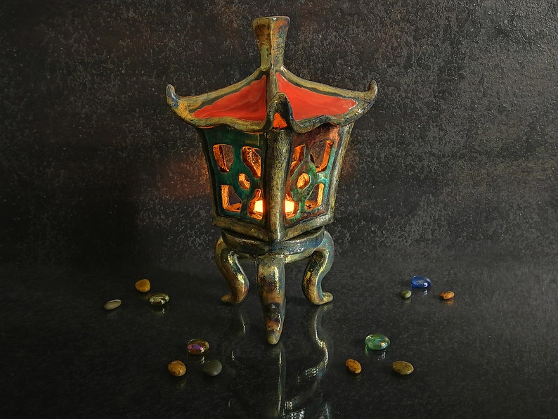 Lanterna Raku Oki Gata artigianale, stile giapponese, per candele tealight. Ideale per interni ed esterni riparati.
Handcrafted Raku Oki Gata lantern, Japanese style, for tealight candles. Perfect for indoor and sheltered outdoor use.