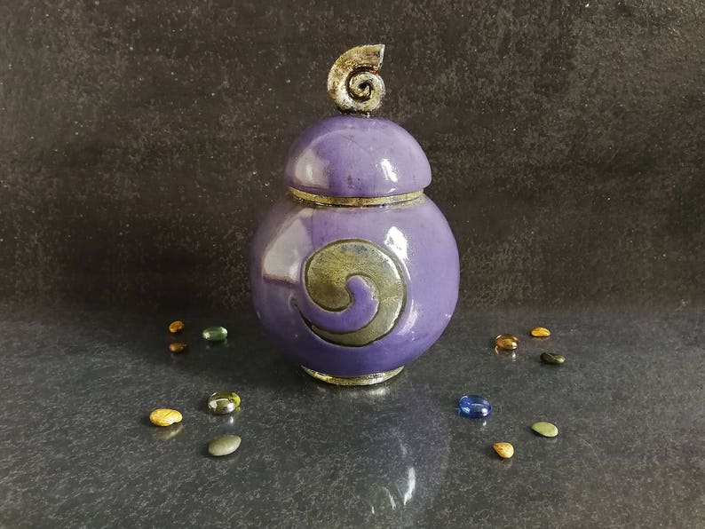 Urna Per Ceneri In Ceramica Bianca Lucida Con Motivo Cuore Dorato, Capacità 5 Litri, 29x20 Cm