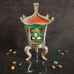 Lanterna Oki Gata in ceramica Raku, perfetta come decorazione elegante per case e giardini. Design unico.
Raku Oki Gata lantern, perfect as an elegant decoration for homes and gardens. Unique design.