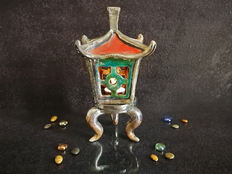 Lanterna Oki Gata in ceramica Raku, perfetta come decorazione elegante per case e giardini. Design unico.
Raku Oki Gata lantern, perfect as an elegant decoration for homes and gardens. Unique design.