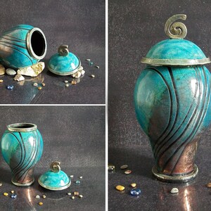 Set di 3 urne in ceramica Raku personalizzabili con incisione. Design minimalista ed elegante per ceneri umane o animali.
Set of 3 customizable Raku ceramic urns with engraving. Minimalist and elegant design for human or pet ashes.