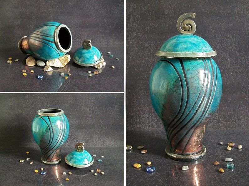 Set di 3 urne in ceramica Raku personalizzabili con incisione. Design minimalista ed elegante per ceneri umane o animali.
Set of 3 customizable Raku ceramic urns with engraving. Minimalist and elegant design for human or pet ashes.
