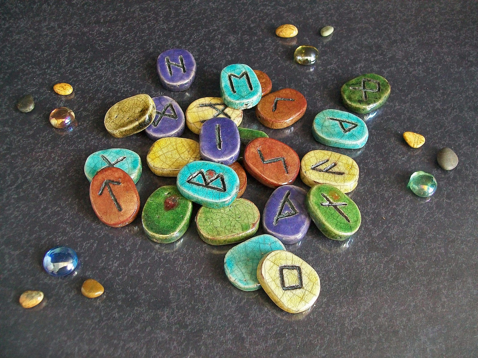 Set di Rune elder futhark in ceramica raku set da 24 runa | Etsy