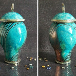 Set di 3 urne in ceramica Raku personalizzabili con incisione. Design minimalista ed elegante per ceneri umane o animali.
Set of 3 customizable Raku ceramic urns with engraving. Minimalist and elegant design for human or pet ashes.