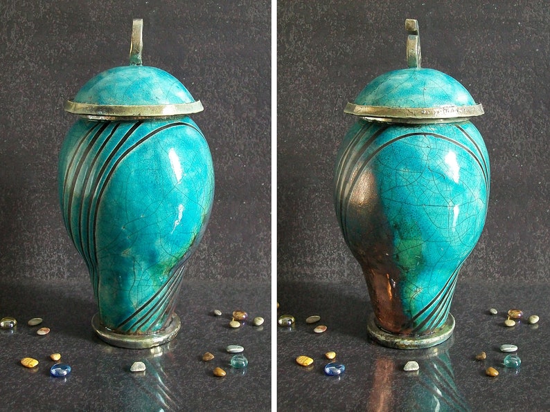 Set di 3 urne in ceramica Raku personalizzabili con incisione. Design minimalista ed elegante per ceneri umane o animali.
Set of 3 customizable Raku ceramic urns with engraving. Minimalist and elegant design for human or pet ashes.