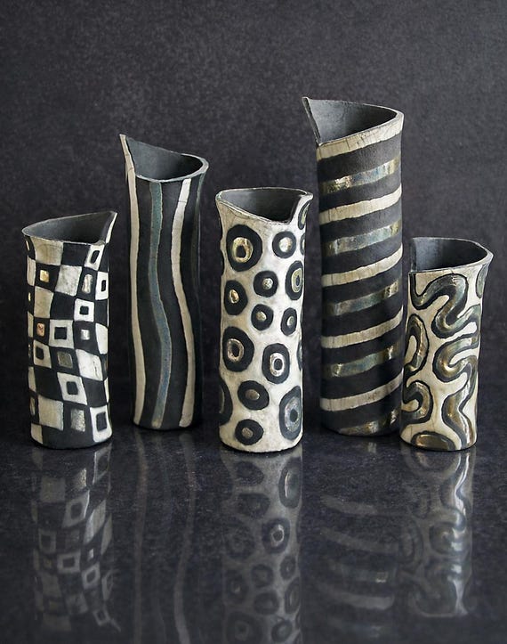 Coralli Danzanti – Vasi Cilindrici in Ceramica Raku, Geometrie in Bianco, Nero e Oro - Smalti Personalizzabili