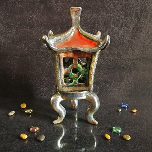 Lanterna Raku Oki Gata artigianale, stile giapponese, per candele tealight. Ideale per interni ed esterni riparati.
Handcrafted Raku Oki Gata lantern, Japanese style, for tealight candles. Perfect for indoor and sheltered outdoor use.