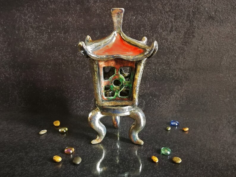 Lanterna Raku Oki Gata artigianale, stile giapponese, per candele tealight. Ideale per interni ed esterni riparati.
Handcrafted Raku Oki Gata lantern, Japanese style, for tealight candles. Perfect for indoor and sheltered outdoor use.