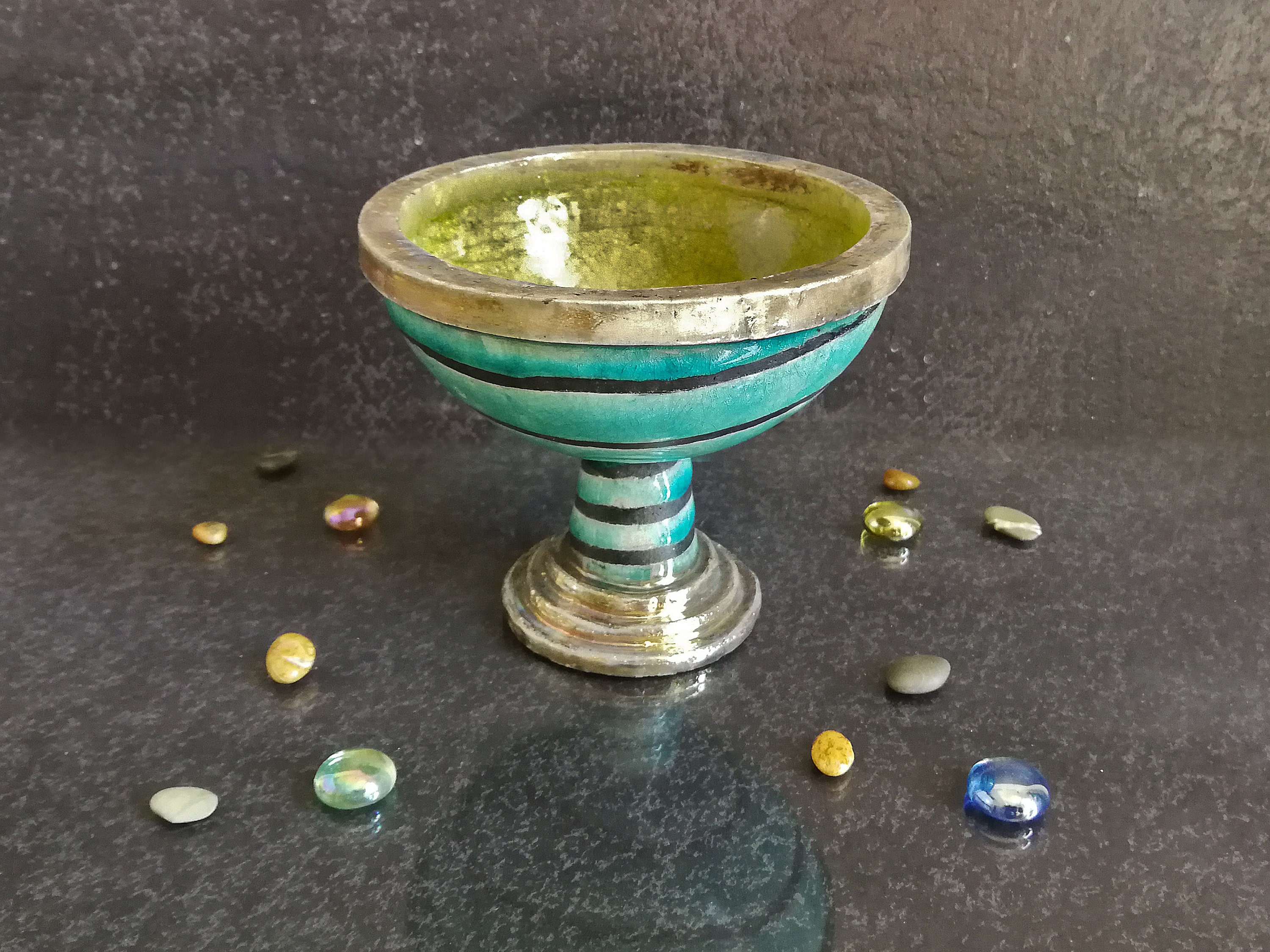 台座と縞模様の装飾が施された楽陶花瓶 3 個セット、植物や多肉