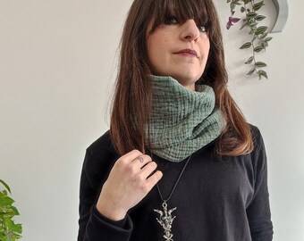 SALEM NECK WARMER SCARF. Ring scarf, neck warmer in green cotton muslin