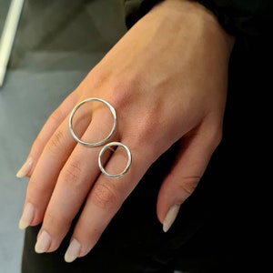 Anillo circular minimalista de plata, anillo para dos dedos, joyería geométrica moderna.