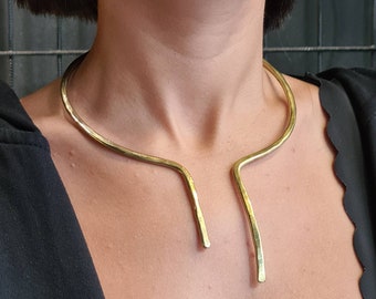 Collana girocollo tribale in ottone martellato, collare in ottone minimalista artigianale, gioielli da sposa Boho, stile antico, collana con polsini a collo aperto in oro