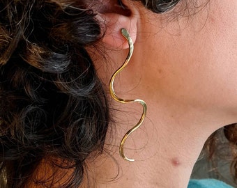 Boucles d’oreilles longues asymétriques en or à longues vagues, boucles d’oreilles simples de tous les jours, boucles d’oreilles à barre incurvée, boucles d’oreilles en ligne, cadeau de vacances fait à la main pour elle