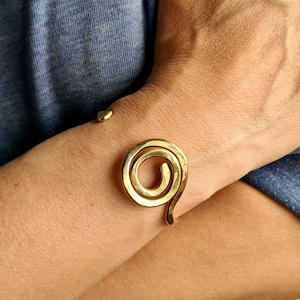 Women Gold Cuff Bracelet, Hammered Brass Cuff Bracelet, Adjustable Bracelet, Minimalist Spiral Statement Bracelet, Gift for Her, Mom Gift