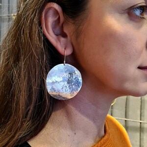 Handgemaakte asymmetrische sterlingzilveren schijfoorbellen, geometrische hanger