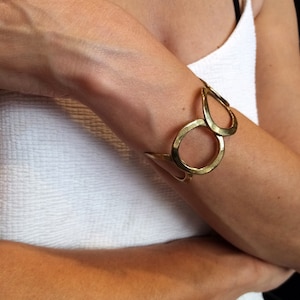 Gold Circle Link Bracelet, Wide Hammered Brass Cuff Bracelet, Gold Circle Cuff, Geometric Bracelet, Karma Bracelet, Handmade Gift for Her