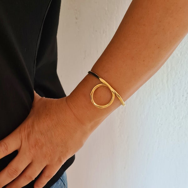 Gold Circle Bracelet, Hammered Brass Cuff Bracelet for Women, Geometric Brutalist Brass Cuff Wire Bracelet, Unique Bracelet Gift for Mom