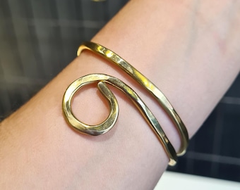 Organisch gevormde gouden manchetarmband, verstelbare armband van ruwe messingdraad, uniek boho-sieradencadeau voor vrouwen