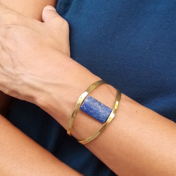 Lapis Lazuli Armband, Lapis Manschette Armband, Boho Schmuck, Gold Manschette Armband mit Lapis Lazuli, Heilstein, ihr handgemachtes Geschenk, Frau Geschenk