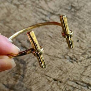 Bransoleta z mankietem w kształcie litery T z kutego mosiądzu, regulowana, brutalistyczna, złota, otwarta, ręcznie robiony prezent dla niej