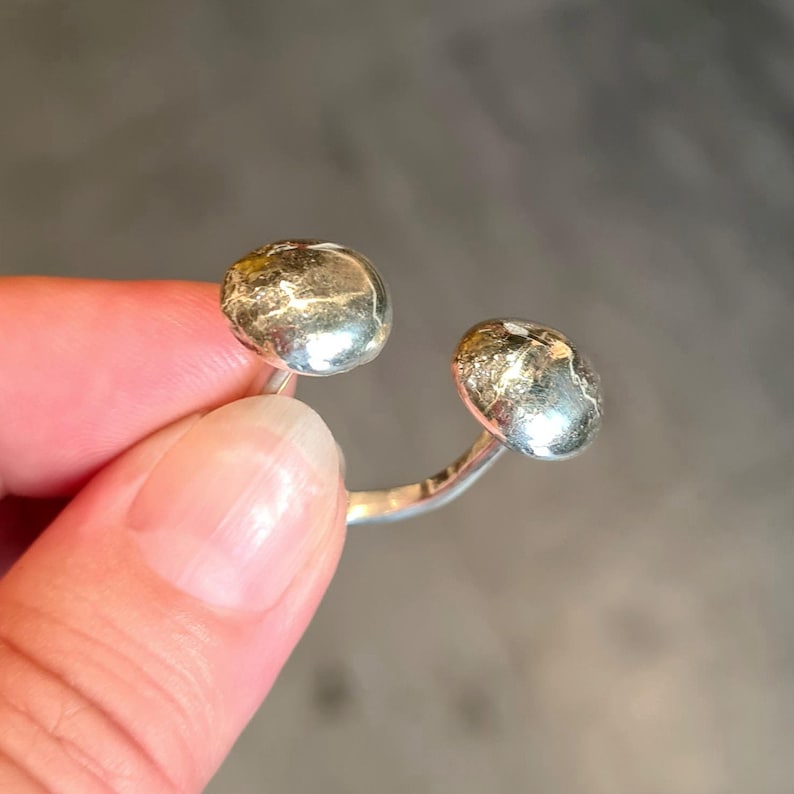 Solid Silver Statement Ring with Two Balls, Handmade Modern Artisan Jewelry 画像 5