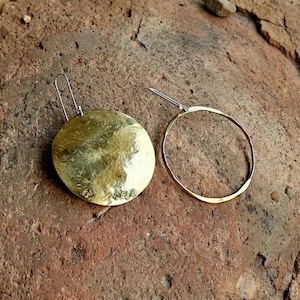 Asymmetrische Gold Lange Geometrische Ohrringe, Einzigartige Front Kreis Creolen, Handgemachter Schmuck