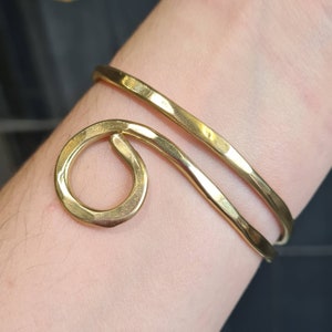 Minimalist Hammered Brass Cuff Bracelet, Adjustable Raw Brass Wire Bangle, Handmade Gold Bracelet, Modern Boho Jewelry Gift for Women