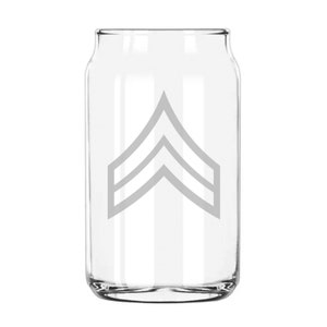 以下が含まれることがあります： 白いダブルシェブロンのデザインが施された透明なガラス製の缶。缶は伝統的なアルミ飲料缶の形をしています。