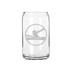 Pode incluir: Uma lata de vidro transparente com um desenho gravado em branco de um machado cortando um tronco de madeira dentro de um círculo.