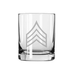 Puede incluir: Un vaso de vidrio transparente con un diseño grabado de un distintivo de rango militar, que presenta tres galones.