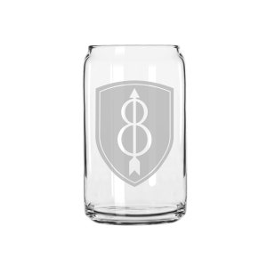 Puede incluir: Una lata de vidrio transparente con un diseño grabado en blanco de un escudo con una flecha y el número 8 en su interior.