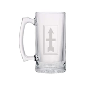 Può includere: Una boccale di birra in vetro trasparente con manico. La boccale ha un design inciso con una freccia che punta verso l'alto con una croce sotto.