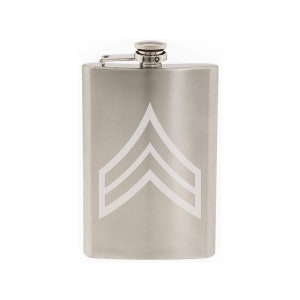 以下が含まれることがあります： 白い2つの山形のエンブレムが刻まれた、銀色のステンレス製のフラスコ。軍隊の階級章です。