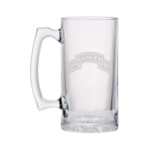 Könnte beinhalten: Ein klares Glasbierkrug mit Henkel. Der Krug ist mit den Worten "2nd Ranger Bn" graviert.