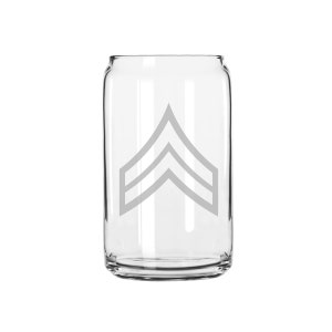 以下が含まれることがあります： 前面に2つの山形の模様がエッチングされた透明なガラス製の缶。缶は伝統的なアルミ飲料缶の形をしています。