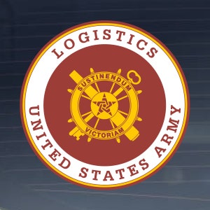 以下が含まれることがあります： 外側に「United States Army Logistics」という文字が書かれた赤と白の円形のエンブレム。エンブレムの中央には、黄色い五芒星と、スポークのある黄色の車輪があり、車輪の周りに「Sustinendum Victoriam」という文字が書かれている。