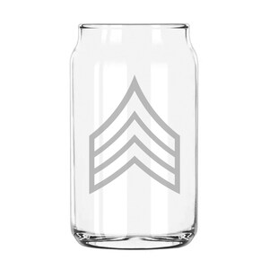 Puede incluir: Una lata de vidrio transparente con un diseño de chevron gris. La lata tiene la forma de una lata de bebida de aluminio tradicional.