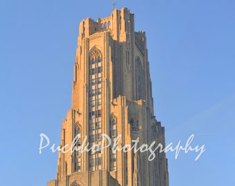 Fotografía panorámica de verano de la Catedral del Aprendizaje de la Universidad de Pittsburgh