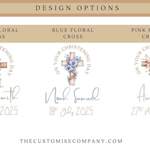Op de afbeelding: Ontwerpopties voor doopaankondigingen. Elk ontwerp toont een houten kruis versierd met bloemstukken in wit, blauw of roze. De tekst bevat namen en data, met de tekst "On Your Christening Day" rond het kruis.