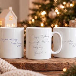 Può includere: Tre tazze in ceramica bianca con messaggi scritti a mano in inchiostro blu e nero. La prima tazza riporta la scritta My love always, Nanna Joan xox. La seconda tazza riporta Happy Birthday Granddaughter, Have a lovely Day, Grandad. La terza tazza riporta Love you millions Mummy.
