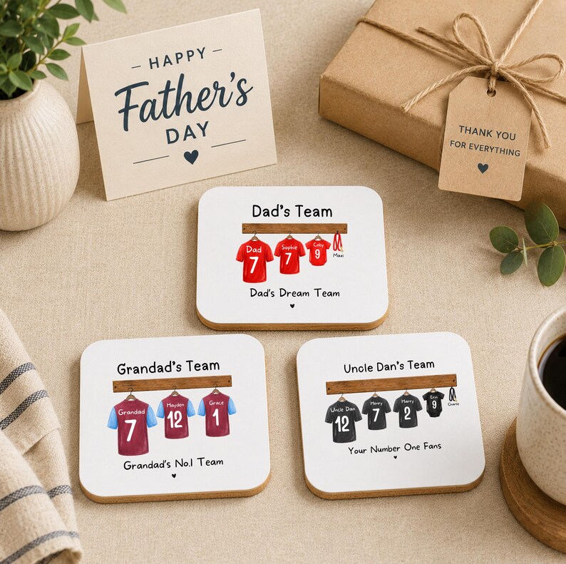 Op de afbeelding: Drie vierkante witte onderzetters met gepersonaliseerde illustraties van sportshirts die aan een houten rek hangen. Elke onderzetter toont namen en nummers op de shirts, met teksten zoals Dad's Team, Grandad's Team en Uncle Dan's Team.