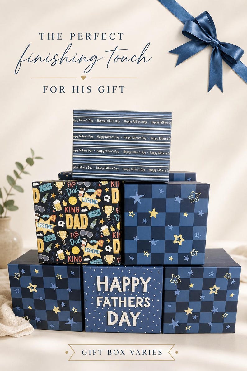 Op de afbeelding: Een verzameling vierkante geschenkdozen in marineblauw en zwart, voorzien van patronen met gele sterren, bierpullen, zonnebrillen en teksten zoals "Happy Father's Day", "King", "Legend" en "Fab Dad", afgewerkt met een donkerblauwe strik.