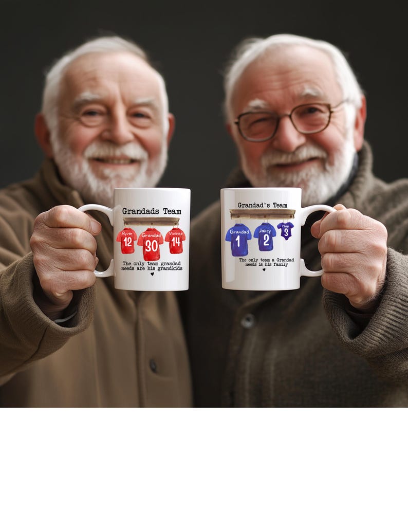 Op de afbeelding: Twee witte keramische mokken met bedrukte afbeeldingen van hangende sportshirts. De linker mok toont rode shirts met de nummers 12, 30, 14 en de tekst Grandads Team. De rechter mok toont blauwe shirts met de nummers 1, 2, 3 en de tekst.