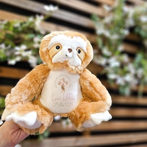 Op de afbeelding: Een pluche luiaard in bruin- en cr&egrave;metinten, met een witte buik. De luiaard heeft geborduurde ogen en een kleine neus. De buik heeft een gepersonaliseerd ontwerp met de tekst "On Your Christening Day" en een naam en datum.