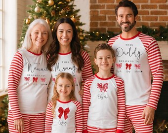 Pijamas familiares navideños a juego con lazo (abuela, niñera y niños) para fotos familiares y mañanas acogedoras.