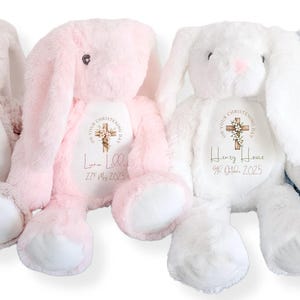 Op de afbeelding: Vier pluche konijnen in pastelkleuren: grijs, roze, wit en blauw. Elk konijn heeft lange oren, een witte buik en een kruisontwerp met gepersonaliseerde tekst. Deze knuffelige konijnen zijn perfect voor een baby of kind.