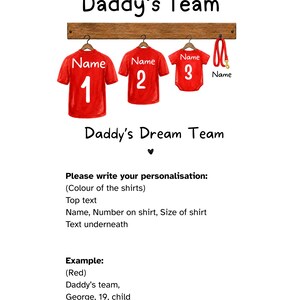 Op de afbeelding: Een digitale afbeelding met drie rode shirts en een rode riem hangend aan een houten rek. De shirts zijn gelabeld met Name en de nummers 1, 2 en 3. De tekst bevat Personalisation Instructions, Daddy's Team en Daddy's Dream Team met details.