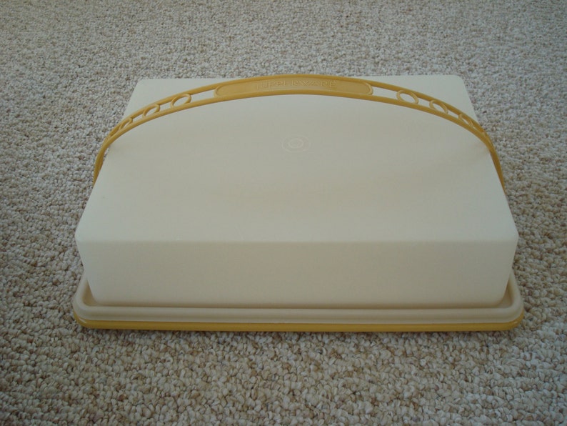 Cake Stand-Made in USA Vintage Tupperware Sheet Cake Carrier Harvest Gold Yellow-CupCake Carrier